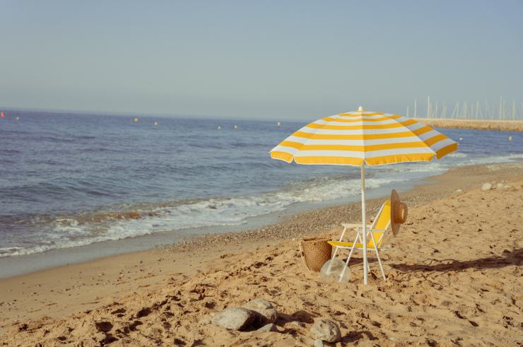 multe per chi lascia gli ombrelloni in spiaggia