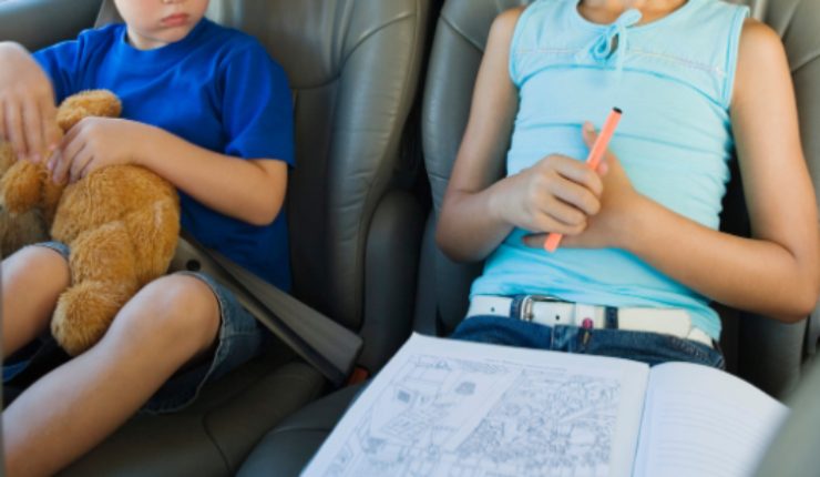 Viaggiare in auto con i bimbi: così eviti disastri